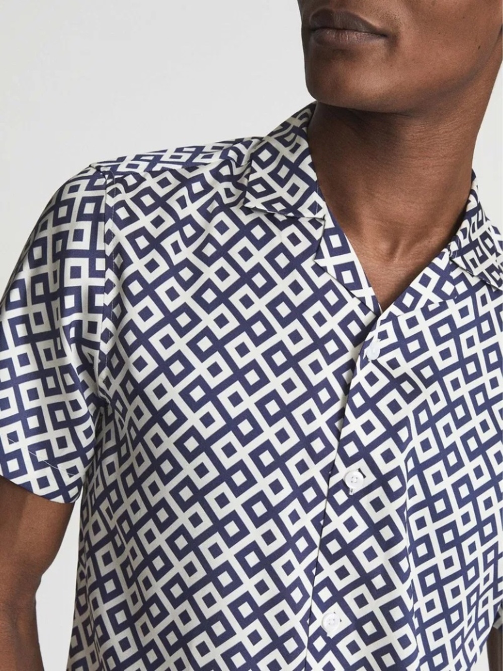 REISS Valencia Cuban Collar Geo Print Shirt in Navy - Picture 3 of 11
